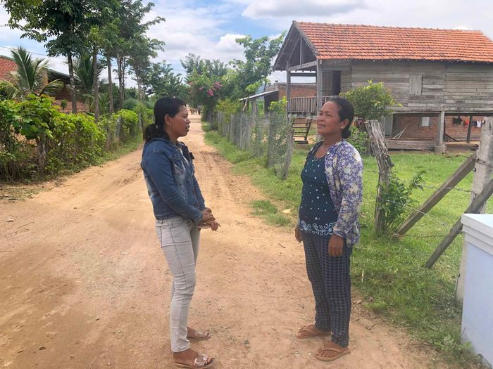 Bà Ksor H’Blin-Bí thư Chi bộ, Trưởng thôn Prong (bìa trái) trao đổi với người dân về xây dựng nông thôn mới. Ảnh: Gia Hưng