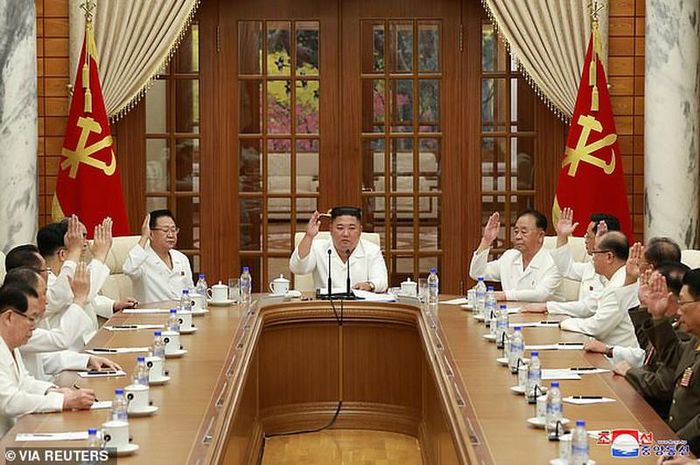 Nhà lãnh đạo Triều Tiên Kim Jong-un xuất hiện tại cuộc họp Bộ Chính trị đảng Lao động Triều Tiên hôm 25-8. Ảnh: REUTERS