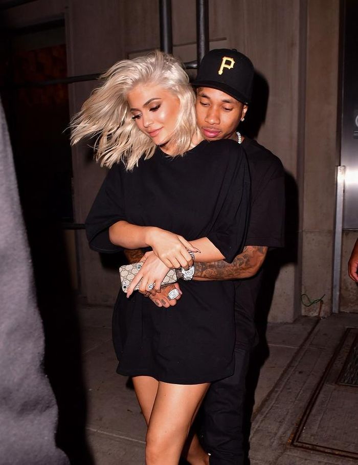 Trong một lần tức giận, Blac Chyna lên tiếng mắng chồng cũ trên Snapchat. Nữ rapper nghiệp dư dùng từ ngữ tục tĩu nói Tyga vô trách nhiệm. "Anh không trợ cấp cho con. Anh đối xử tệ bạc với mẹ con tôi, thậm chí còn chẳng trả tiền cho bảo mẫu Jenny", Chyna viết và đính kèm hashtag #PayJenny để công kích chồng cũ. Trong khi đó, Tyga chỉ giữ thái độ im lặng. Mọi chuyện dần lắng xuống khi cả hai cùng chia tay người mới vào năm 2017. Ảnh: Getty, Shutterstock.