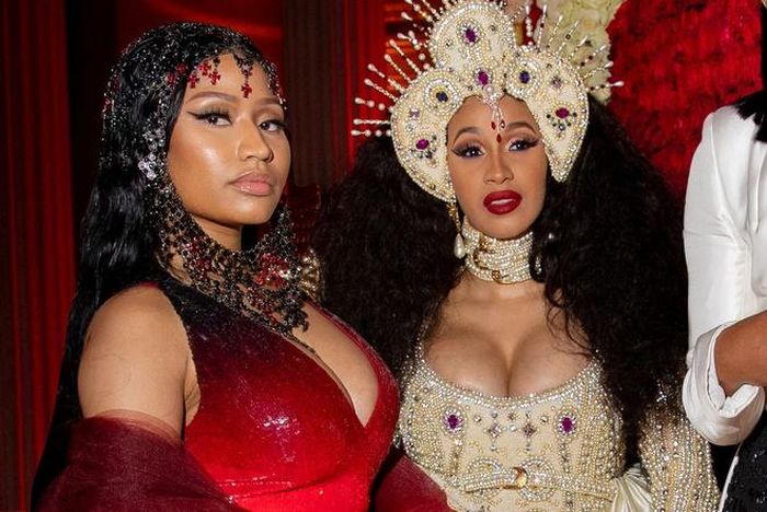  Tháng 8/2018, TMZ đưa tin Cardi B và Nicki Minaj ẩu đả tại một sự kiện thời trang. Giọng ca WAP ném guốc vào đàn chị, rồi bị vệ sĩ của Minaj đáp trả và ra về với vết sưng lớn trên đầu. Giọng ca Super Bass thẳng thừng thách thức đàn em sau ồn ào. "Tôi không phải vũ công thoát y, hám danh xuất hiện trên game show. Tôi thách cô động đến tôi, tôi nhiều tiền lắm", Minaj viết trên trang cá nhân. Từ đó, Nicki Minaj và Cardi B ở trạng thái không đội trời chung. Fan của hai rapper cũng thường xuyên tranh cãi, giành giật ngôi vị "nữ hoàng nhạc rap" cho thần tượng của mình. Ảnh: Shutterstock. 