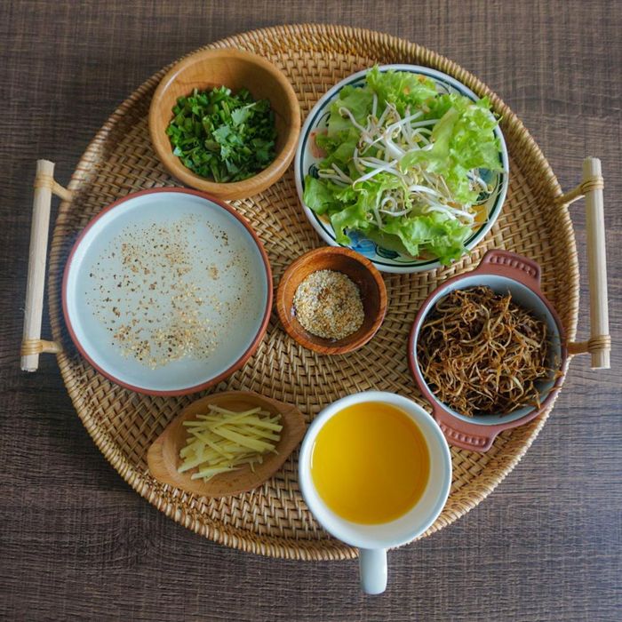 Đổi gió ngày cuối tuần với một tô cháo trắng nóng hổi trở thành gợi ý tuyệt vời. Để món ăn không nhàm chán, bạn biến tấu nấm bào ngư xám thành món ruốc chay ăn kèm. Sau khi xé xợi nhỏ, nấm được ướp thêm muối, tiêu, nước tương rồi đảo đến khi khô lại bằng chảo chống dính. Bà nội trợ đừng quên bày biện thêm các loại rau thơm, salad giá, muối mè và một ly nước cam tươi để bữa ăn của mình trở nên đẹp mắt, đầy đủ dinh dưỡng nhất.