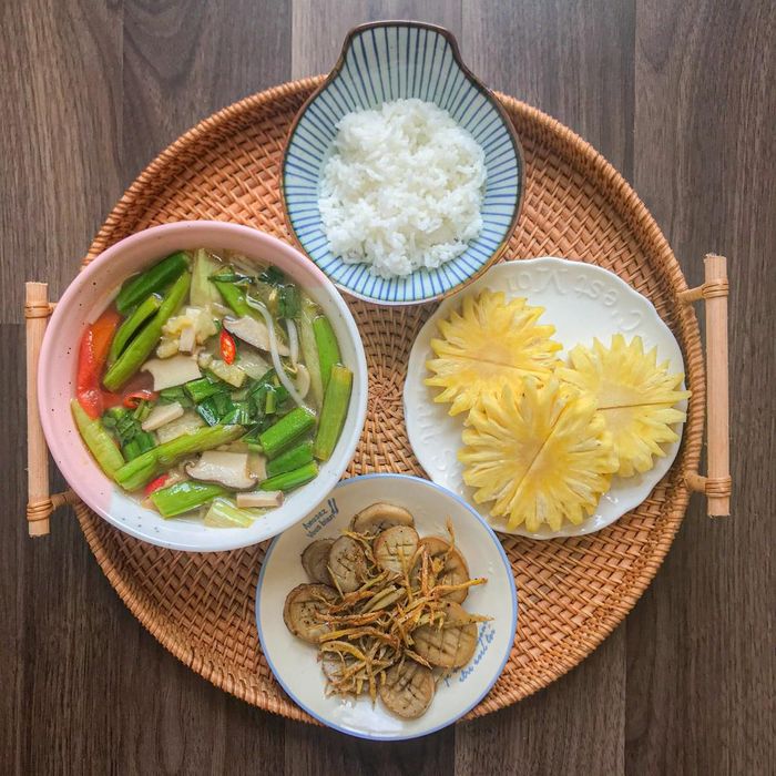 Thêm một gợi ý từ nấm đùi gà là món nấm xào gừng và canh chua chay. Ngoài những nguyên liệu không thể thiếu để tạo nên độ chua tự nhiên của canh như dứa, cà chua, bạn nên kết hợp thêm dọc mùng, tàu hũ chiên, đậu bắp... giúp món ăn đủ chất hơn. Bởi bát canh đã khá cầu kỳ và tốn nhiều thời gian, bà nội trợ chỉ cần chuẩn bị thêm cơm nóng và dứa tráng miệng.
