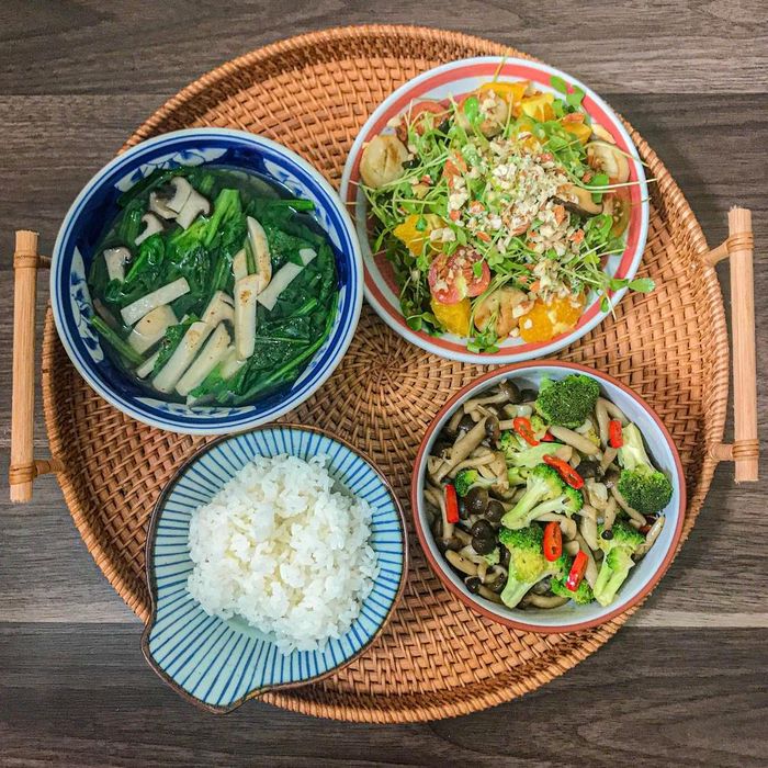 Ngoài là thức uống giúp tăng cường sức đề kháng, cam còn sử dụng để chế biến nhiều món chay hấp dẫn. Bạn cần chuẩn bị phần cam cắt nhỏ, cà chua, rau mầm cùng nấm đùi gà đã được áp chảo. Công thức sốt theo tỷ lệ một trái cam vắt nước, 2 muỗng đường, 2 muỗng giấm, 1/3 muỗng muối, một muỗng dầu ô liu, tiêu tạo nên hương vị salad kích thích vị giác. Bạn có thể tận dụng phần nấm sót lại để nấu canh cải bó xôi và bông cải xào ăn kèm.