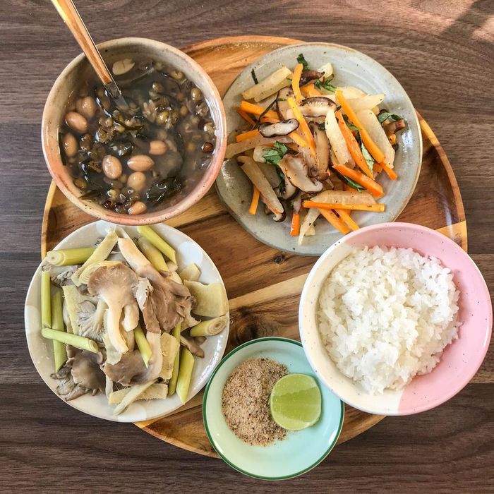 Nếu không thích các món chiên rán, bạn nên tham khảo thêm lựa chọn với nấm bào ngư hấp sả, gừng, chấm cùng muối tiêu chanh. Món xào trong mâm cơm là sự kết hợp của nấm hương, cà rốt, củ sắn và không thể thiếu các loại gia vị nêm nếm theo khẩu vị. Thay vì tráng miệng với hoa quả, một bát chè thanh mát với các loại đậu chắc chắn chinh phục khẩu vị các thành viên trong gia đình.