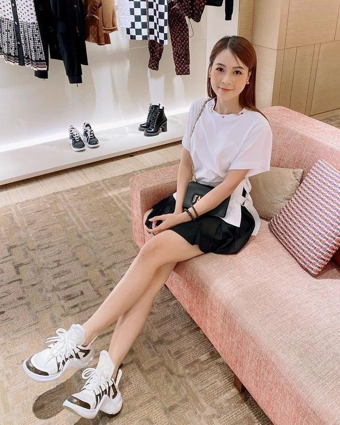 Trang phục trắng đen mang tính tối giản, dễ sử dụng. Sam mặc áo thun tay ngắn cổ tròn, chân váy ngắn và đi sneakers cá tính. Nữ diễn viên tạo điểm nhấn bằng túi đeo chéo hình chữ nhật. Ảnh: @sam.ng_official.