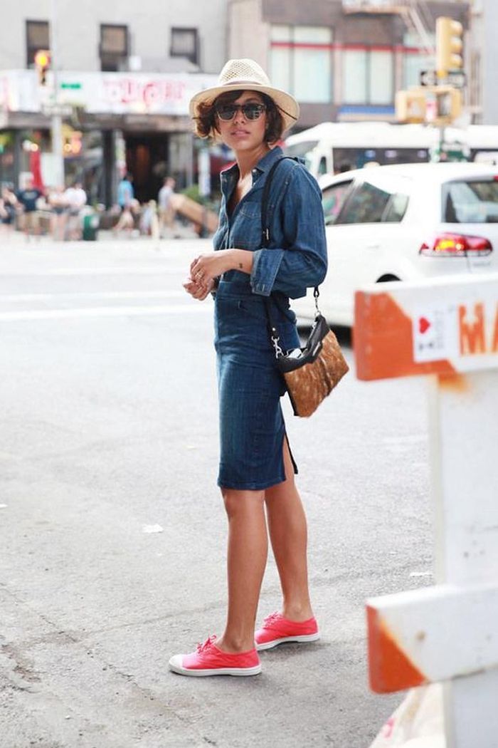 Vogue từng nói: "Jeans are always cool and always evolving" (tạm dịch: Đồ jeans luôn phong cách và phát triển). Váy jeans xanh là gợi ý mặc đẹp mỗi ngày cũng như không bị lỗi mốt. Nhấn nhá cho set đồ bằng đôi sneakers cổ thấp màu đỏ. Ảnh: Just The Design.