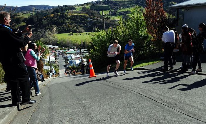  Ngày nay, người dân sinh sống trên phố Baldwin nói riêng và người dân Dunedin nói chung rất tự hào về danh tiếng của con đường. Mỗi mùa hè từ giữa thập niên 1990 (thường vào tháng 2), các cuộc chạy đua từ dưới chân con đường dốc lên trên đỉnh và ngược lại được tổ chức. Hàng năm, sự kiện này thu hút 1.000 người tham gia tranh tài. Ảnh: The Mercuty News. 
