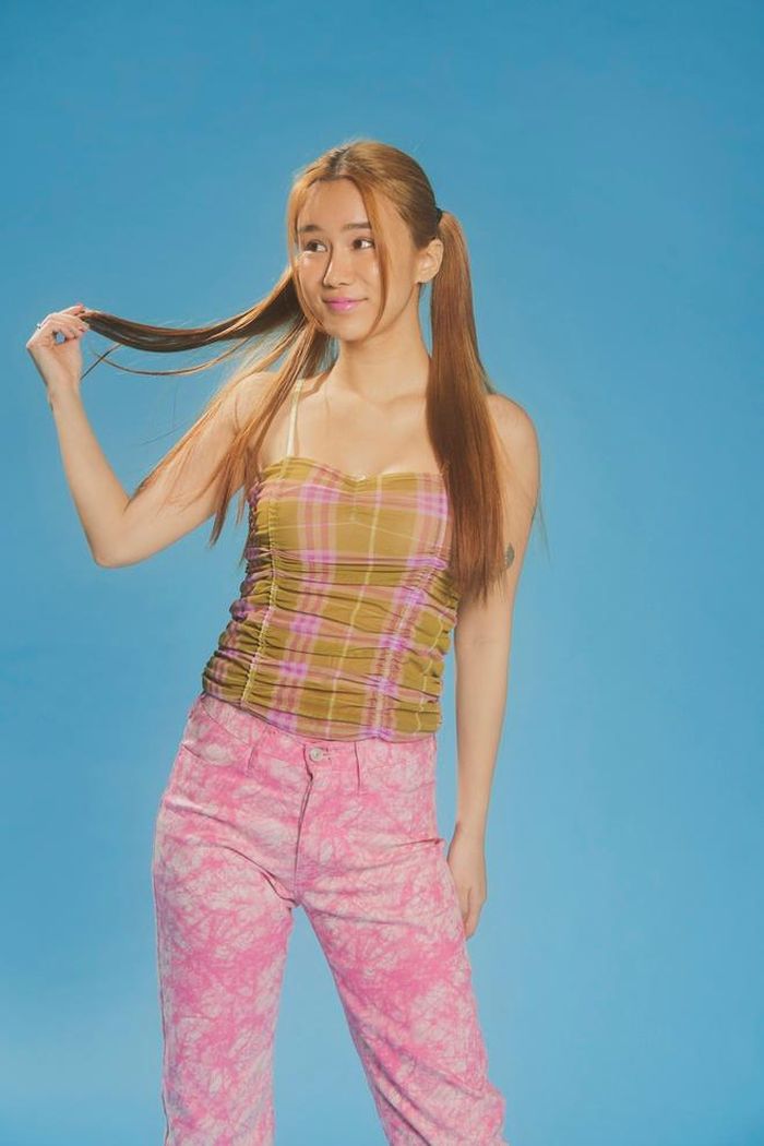 Với trang phục của Rosé, stylist biến áo hai dây thành chân váy. Áo khoác hay váy đều đến từ thương hiệu Hàn Quốc Whynotus, có giá lần lượt là 65 USD và 55 USD. Ảnh: Whynotus.