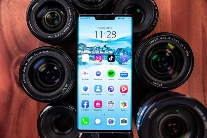  Mate 30 Pro được Huawei giới thiệu tại Việt Nam vào ngày 23/2, giá 22 triệu đồng. Hiện tại, các hệ thống smartphone đã ngừng kinh doanh sản phẩm này. Smartphone của Huawei được đánh giá tốt về khả năng chụp ảnh, cấu hình mạnh mẽ. Ảnh: Cnet. 