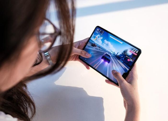  Galaxy Fold là smartphone màn hình gập đầu tiên của Samsung. Thiết bị gặp khá nhiều vấn đề về lỗi màn hình trước khi được bán ra chính thức. Samsung cho biết cấu trúc bản lề của Galaxy Z Fold2 đã được nâng cấp mang đến độ bền tốt hơn. Bên cạnh đó, nhờ cấu trúc lề cứng cáp, sản phẩm có thể mở ra ở nhiều góc độ khác nhau. Người dùng cũng có thể đặt máy lên bàn để xem phim. 