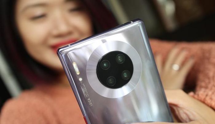  Tuy nhiên, model này không có các dịch vụ của Google. Đây là điểm trừ của máy vì nhiều người dùng có tâm lý lo lắng về vấn đề thiếu hụt ứng dụng trên Google Play và cập nhật phần mềm lâu dài. Hiện tại, Huawei Mate 30 Pro hàng qua sử dụng có giá từ 9 triệu đồng. Như vậy, chỉ sau hơn 6 tháng lên kệ, Mate 30 Pro đã biến mất khỏi các chuỗi của hàng ở Việt Nam. Ảnh: Unbox. 