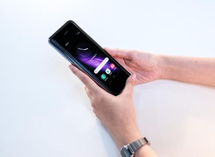  Galaxy Fold được bán tại Việt Nam vào cuối năm 2019, giá 50 triệu đồng. Sau gần một năm, sản phẩm này đã bị khai tử để nhường chỗ cho Galaxy Z Fold2, lên kệ vào tháng 9 tới. Hiện giá bán của Galaxy Z Fold2 vẫn chưa được Samsung tiết lộ. 