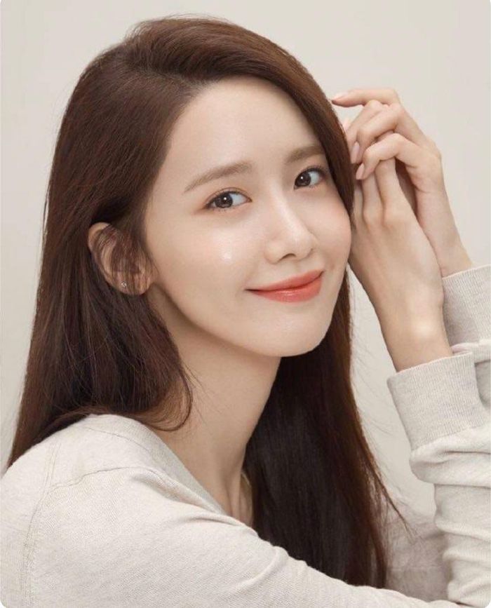 Thành viên nhóm SNSD cũng là ngôi sao thế hệ thần tượng thứ 2 duy nhất còn trụ vững trong danh sách hình mẫu phẫu thuật thẩm mỹ được ưa chuộng nhất. Suốt 13 năm hoạt động trong ngành giải trí, YoonA luôn được tôn vinh là nữ thần sắc đẹp.