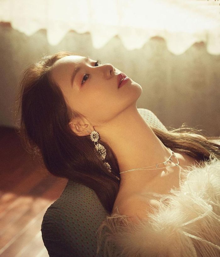 Theo nhiều chuyên gia thẩm mỹ, YoonA có khuôn mặt giống con nai - phép so sánh nhan sắc cao nhất ở Hàn Quốc. Cô luôn toát ra vẻ dịu dàng, trong sáng. Đây cũng là điểm thu hút phụ nữ xứ kim chi. Nhiều người muốn chỉnh sửa theo hình dáng khuôn mặt của YoonA để có được vẻ ngoài ngọt ngào, thu hút giống cô. 