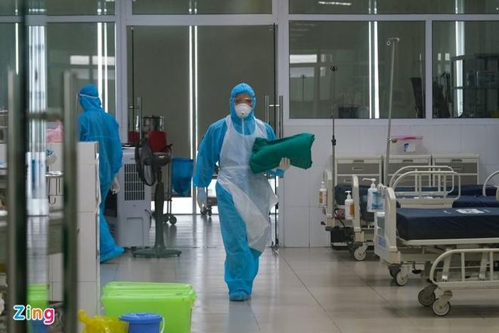 Nhân viên y tế trong phòng điều trị bệnh nhân nặng của khoa Hồi sức tích cực, Bệnh viện Bệnh Nhiệt đới Trung ương cơ sở 2. Ảnh: Phạm Thắng.