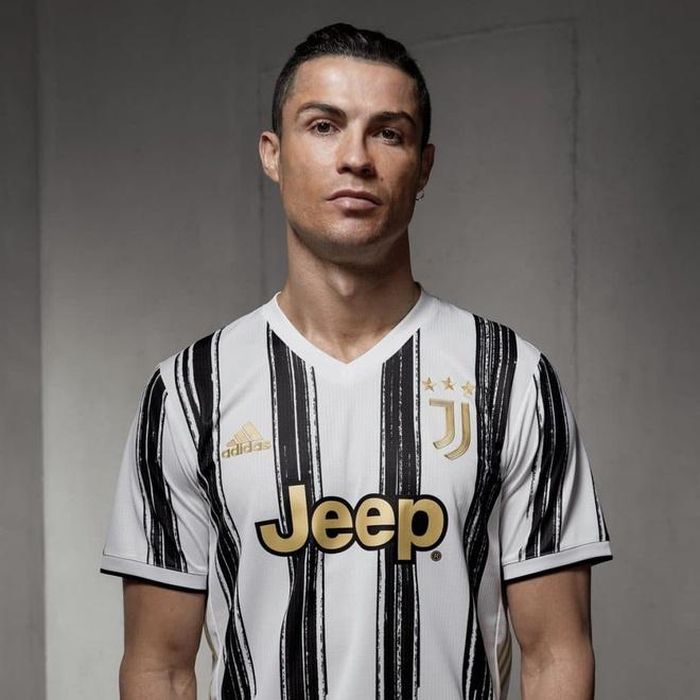  Ngày 24/8, tân HLV Andrea Pirlo đến trung tâm huấn luyện Continassa để có buổi tập đầu tiên cùng các học trò. Juventus đã hoàn thành 3 bản hợp đồng chuyển nhượng trong mùa hè này gồm Arthur từ Barcelona, Kulusevski từ Atalanta và tiền đạo 19 tuổi Felix Correia từ Man City. Ảnh: Getty. 