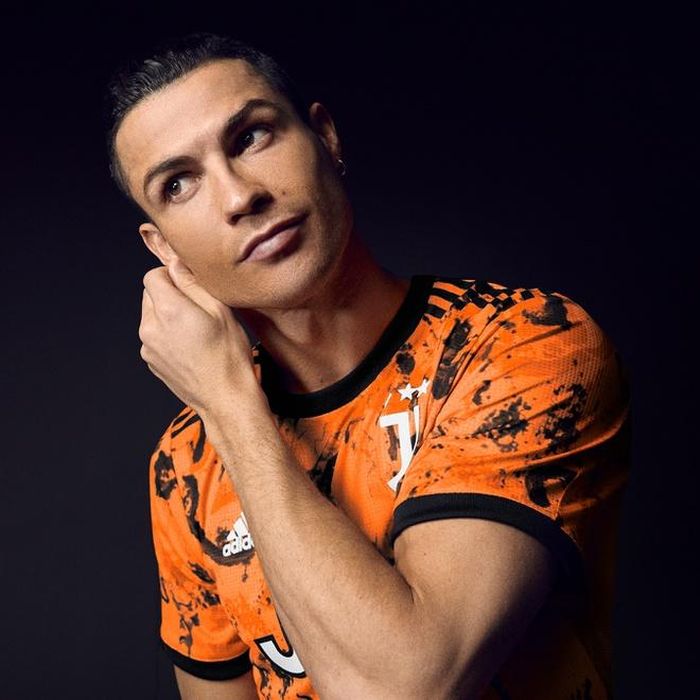  Mẫu áo đấu thứ 3 của Juve thường ít được sử dụng hơn so với hai mẫu sân khách và sân nhà. Chính vì thế, nhiều nhà thiết kế thường mạnh tay phá cách với mẫu áo thứ ba này. Ảnh: Juvefc. 