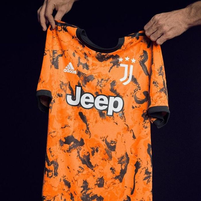  Tuy nhiên, trên nhiều trang mạng xã hội, các CĐV đã đánh giá mẫu áo đấu màu cam của Juve này không khác gì "thảm họa". Ảnh: Juvefc. 