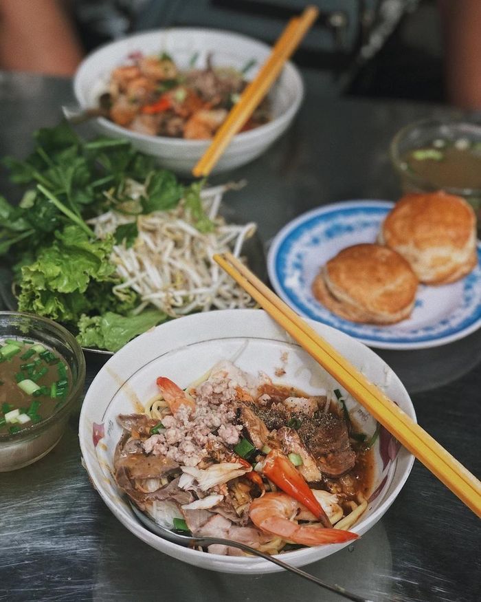 Nước sốt có màu đỏ đẹp mắt là "linh hồn" của món ăn. Ảnh: Nhatminh, foodholicvn. 