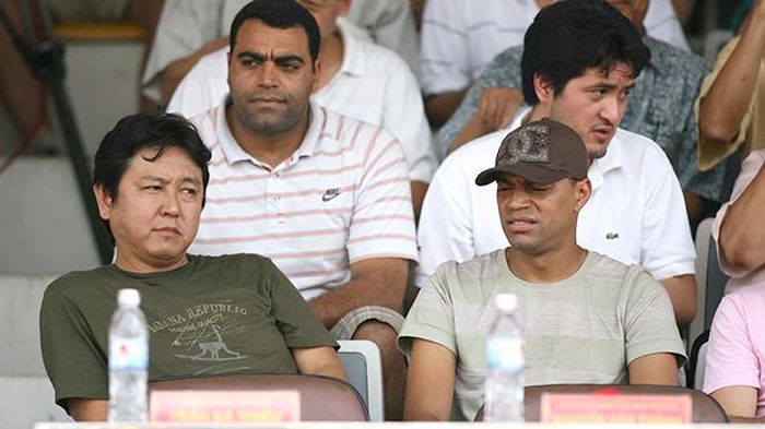 Nhà môi giới Mauro (trái, hàng dưới) từng đưa ngôi sao bóng đá Brazil Denilson tới Việt Nam. Ảnh: VSI