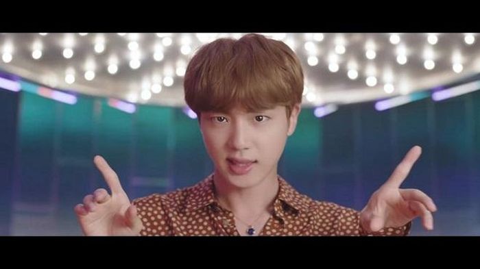 Jin dường như "mất hút" trong MV chính thức của Dynamite