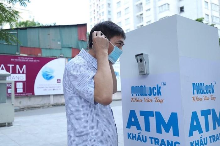 "ATM khẩu trang" miễn phí đầu tiên ở Hà Nội không phân biệt hoàn cảnh, nếu ai cần hãy cứ đến để nhận.