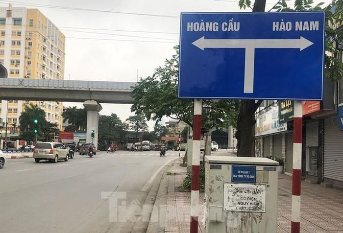  Theo đó, theo phương án thi công trên tuyến đường Vành đai 1 đoạn Hoàng Cầu - Voi Phục vừa được Ban Dân dụng hoàn thành, để giảm xung đột giao thông, xóa điểm đen ùn tắc tại nút La Thành (Vành đai 2) với phố Láng Hạ, Nguyễn Chí Thanh, Ban Dân dụng sẽ xây dựng 2 cầu vượt trực thông (vượt trực tiếp) tại đây.