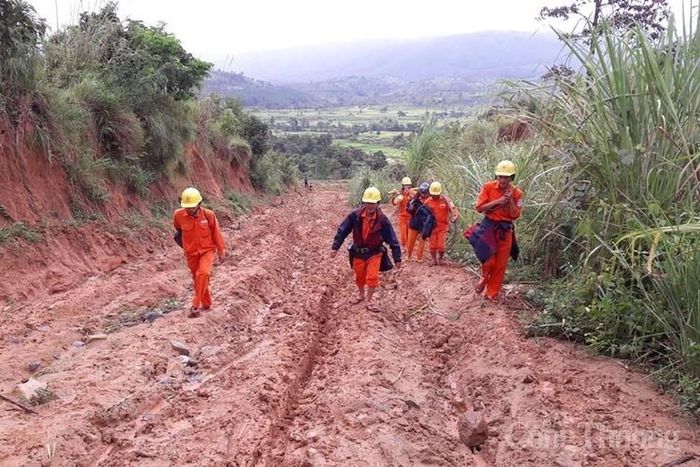 Công nhân Điện lực Đăk Tô đi khắc phục sự cố do mưa bão