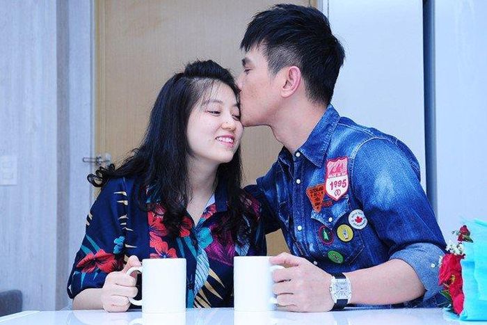 Với nỗ lực theo đuổi của Lâm Hùng, hai người đã nên duyên vợ chồng sau 3 năm hẹn hò. Khánh Ngọc đã thấu hiểu được nhiều hơn công việc của chồng và cô có cảm giác như đã được “hòa vào nghề” cùng anh.