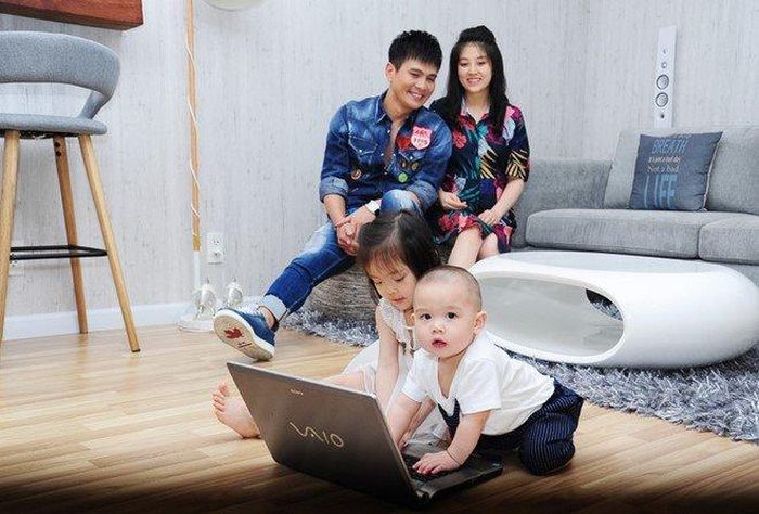 Anh xin lỗi vì những điều còn chưa thể thực hiện cùng lời hứa sẽ mang tới cho 4 mẹ con tương lai tốt đẹp hơn. Khánh Ngọc cũng gửi lời cảm ơn vì những điều chồng đã làm cho mình và mong cả hai sẽ cùng thay đổi để hiểu nhau và hạnh phúc hơn.