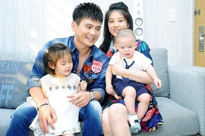 Khi tiết lộ hai người đã kết hôn được 11 năm và có 3 đứa trẻ xinh xắn khiến MC Khả Như không khỏi bất ngờ bởi vẻ ngoài vô cùng trẻ đẹp của cả Lâm Hùng và Khánh Ngọc. 
