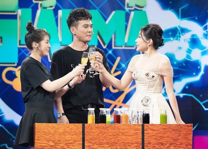 Nữ MC đã tạo ra món nước tổng hợp vị chua của giấm và màu vàng óng ánh của bột nghệ, Lâm Hùng và vợ vẫn rất nhiệt tình vui vẻ tiếp nhận món uống kinh hoàng này.