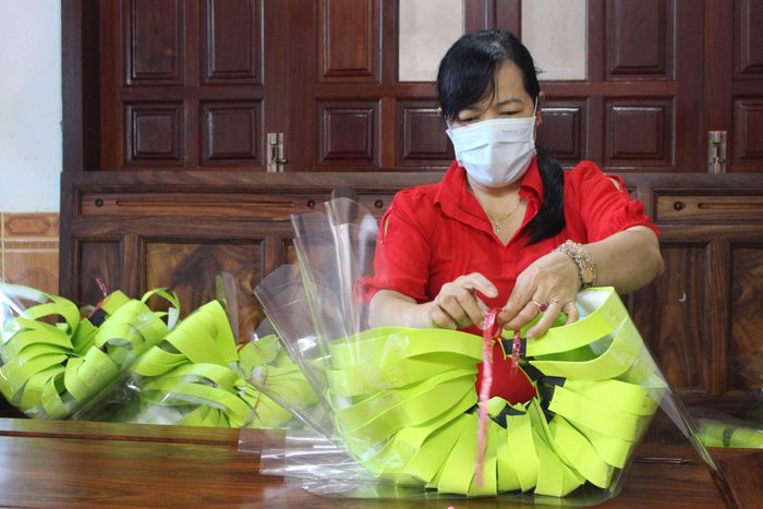 Những chiếc mũ ngăn giọt bắn được sắp xếp cẩn thận trước khi trao cho các bệnh viện. Ảnh: Nguyễn Giang