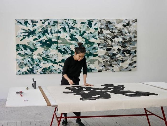  Trước khi vào Học viện Nghệ thuật Hoàng gia Anh, cô đã lấy bằng cử nhân tại ĐH Central Saint Martins (London, Anh). Dù mới chỉ 28 tuổi, Nicole sở hữu sự nghiệp khá lừng lẫy với 8 buổi triển lãm cả tập thể lẫn cá nhân. Mới đây, cô được New Contemporaries 2020, chương trình nghệ thuật uy tín của Bloomberg, lựa chọn là một trong những nghệ sĩ tiêu biểu. 