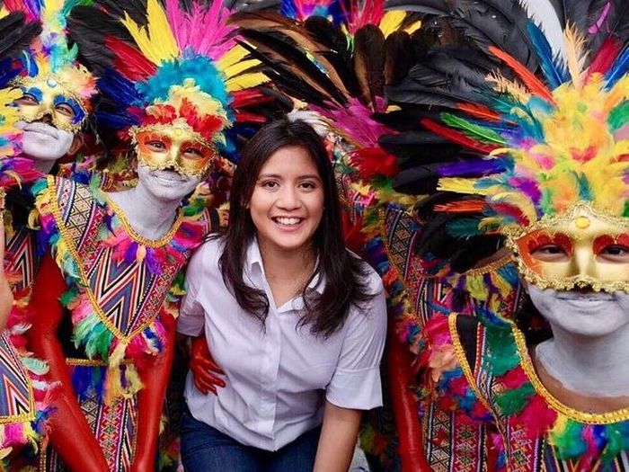  Bên cạnh đó, Camille còn dấn thân vào con đường chính trị giống như bố mẹ. Năm 2010, ông trùm bất động sản Manuel Villar từng tranh cử tổng thống Philippines. Mẹ cô, Cynthia Villar, là Thượng nghị sĩ từ năm 2013 đến nay. Hiện Camille là người đại diện cho thành phố Las Pinãs. 