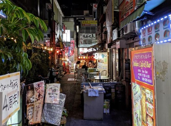 Tọa lạc tại phố đèn đỏ Shinjuku ở Kabukicho - khu vui chơi náo nhiệt bậc nhất Tokyo (Nhật Bản) - quán bar mới mở Decameron gây ấn tượng bởi không khí yên ả lạ thường, đến mức người ta có thể nghe thấy tiếng bút chì sột soạt trên giấy.
