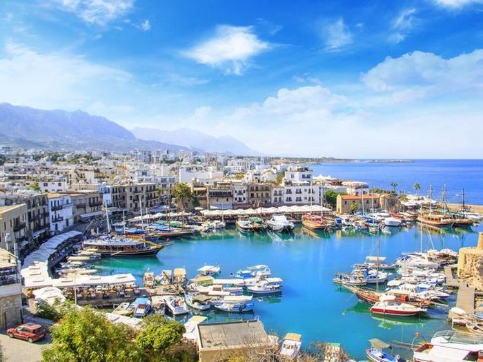 Bên cạnh ngành du lịch và xuất khẩu nông sản, Cyprus còn được biết đến như một "thiên đường thuế" ở châu Âu, thu hút giới nhà giàu cũng như giới tội phạm rửa tiền. Đây cũng là một trong những nguyên nhân khiến cho rất nhiều công ty hoạt động trong lĩnh vực Forex, tiền mã hóa hay quyền chọn nhị phân đặt trụ sở tại Cyprus. Ảnh: iStock.
