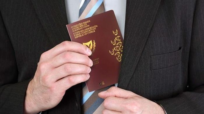 Với chương trình cấp hộ chiếu đầu tư, Cyprus trở thành điểm đến lý tưởng cho những cá nhân giàu có, thậm chí cả tội phạm và người tham nhũng. Mức đầu tư tối thiểu dành cho người muốn sở hữu quốc tịch nước này là 2,35 triệu USD. Việc lấy hộ chiếu dễ cũng là lý do tội phạm thích chọn quốc tịch Cyprus. Năm 2019, EU từng cảnh báo các quốc gia như Malta, Cyprus, Bulgaria về hình thức cấp hộ chiếu này.