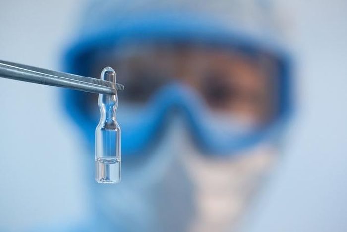 Quá trình sản xuất vaccine chống Covid-19 bên trong một công ty dược ở Nga. Ảnh: Reuters.
