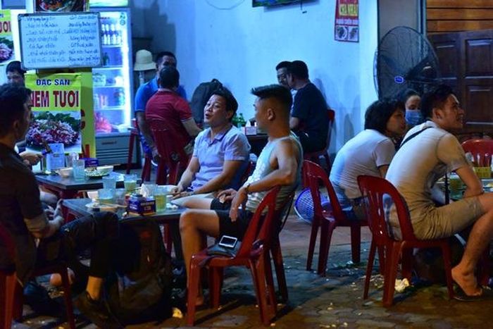 Trên phố Vệ Hồ, một quán bia biến vỉa hè thành nơi kinh doanh, không tuân thủ các quy định về phòng chống dịch.