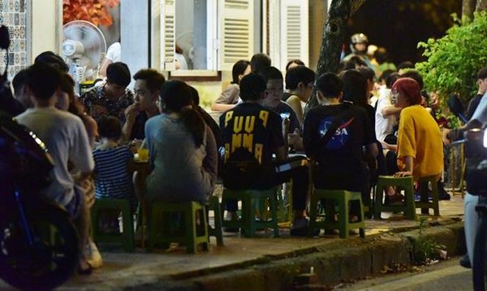 Một quán nước trên phố Nguyễn Đình Thi không chấp hành quy định giãn cách.