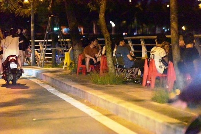 Tại vỉa hè phố Trích Sài đoạn giáp với đường Lạc Long Quân, hàng quán vẫn hoạt động nhộn nhịp bất chấp dịch Covid-19.