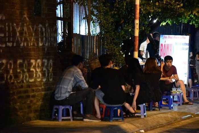 Dường như tại khu vực này người dân đã quên mất đang có dịch Covid-19. Ảnh chụp trên phố Vệ Hồ.