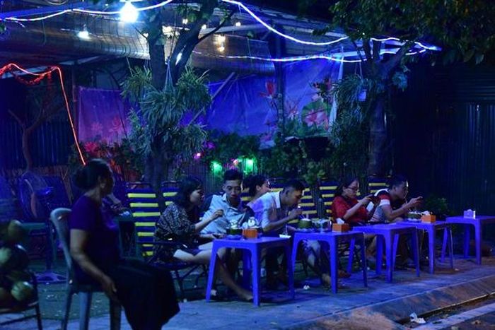 Tại tuyến đường dẫn vào Phủ Tây Hồ, hàng cũng thản nhiên vi phạm phớt lờ lệnh cấm.