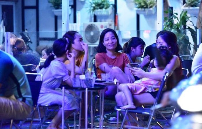 Người dân vô tư tụ tập tại hàng quán xung quanh Hồ Tây bất chấp dịch Covid-19.