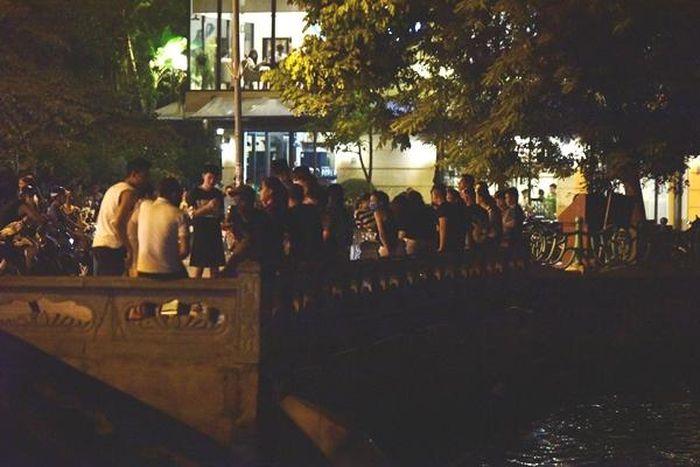 Tại khu vực đặt 2 con rồng gốm ở Hồ Tây, người dân không đeo khẩu trang, tụ tập đông.