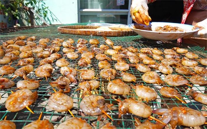 Khô lụi trên giàn phơi.