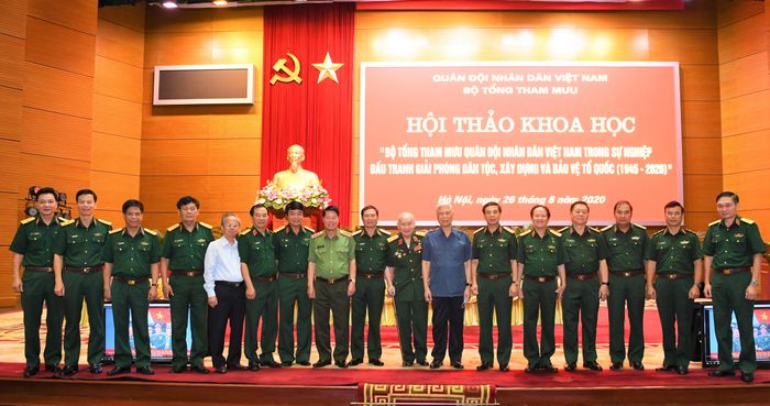 Thượng tướng Phan Văn Giang cùng các đại biểu tại hội thảo. Ảnh: PHẠM PHÚ HƯNG.
