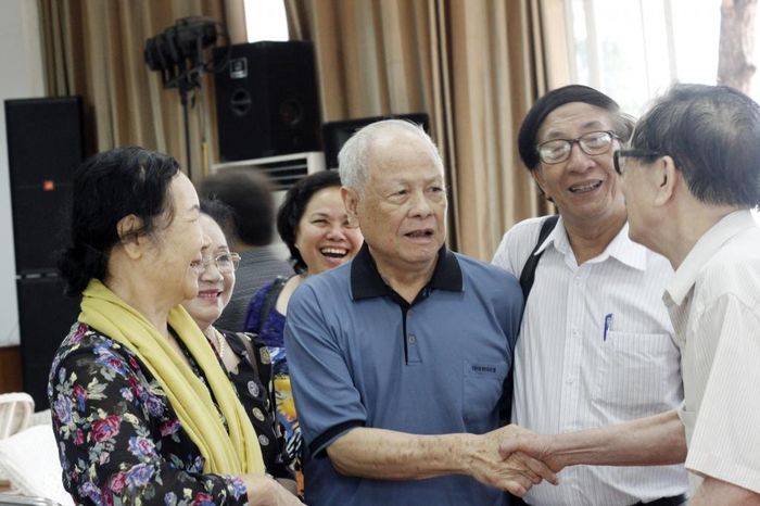 NSND Trần Phương (thứ 3, từ phải sang) trong lần gặp gỡ gần đây với các nghệ sĩ điện ảnh. Ảnh: Gia Hoàng.