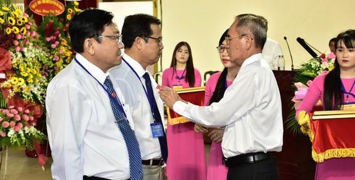 Thừa ủy quyền của Chủ tịch nước, Bí thư Tỉnh ủy Bạc Liêu Lữ Văn Hùng trao Huân chương Lao động hạng Nhì cho các cá nhân có thành tích xuất sắc.